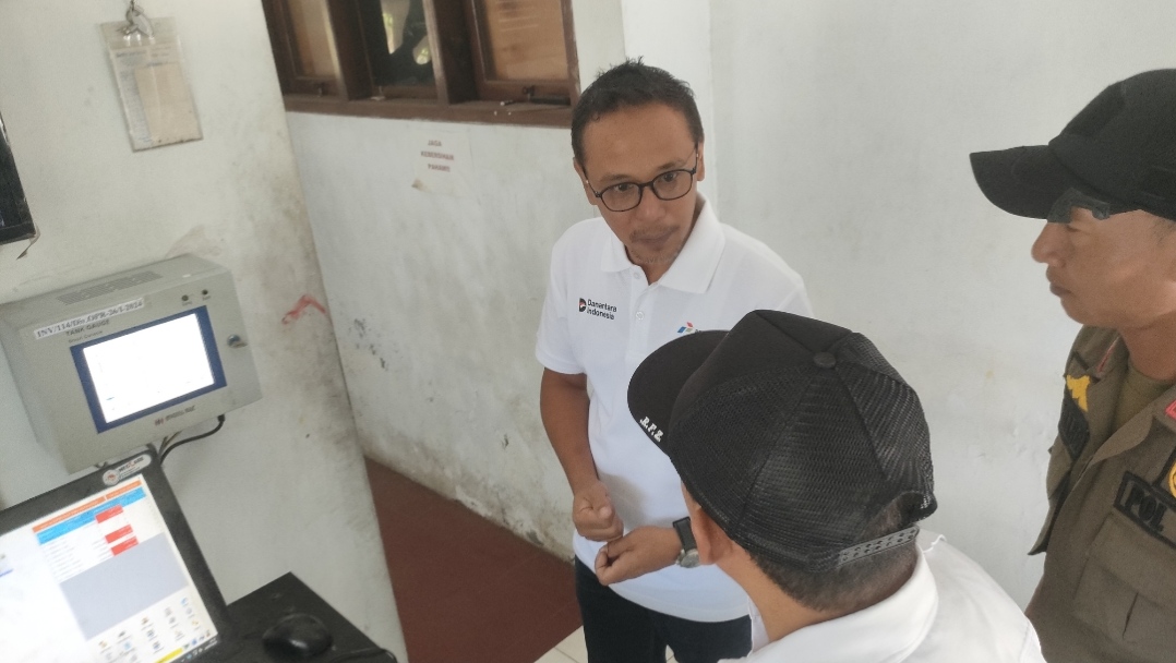 camat-kalisat-turun-langsung-ke-spbu-pantau-dan-bantu-kelancaran-antrean-bbm-20260909