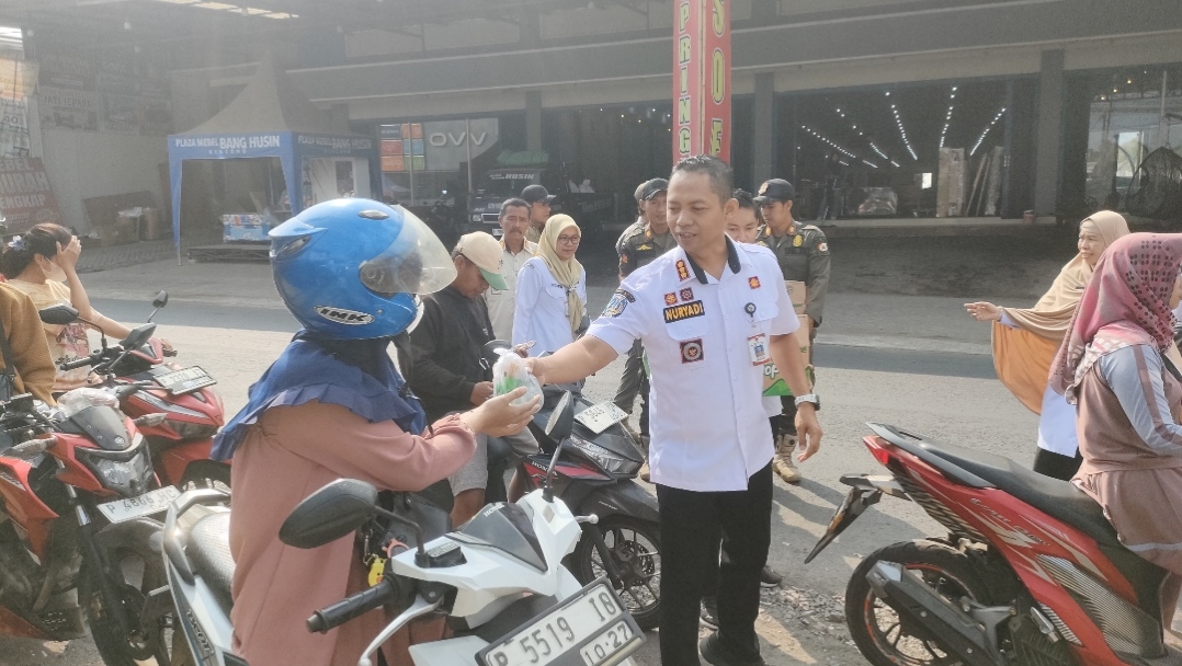 tak-hanya-pantau-antrean-camat-kalisat-bagikan-air-minum-untuk-warga-di-spbu-20260909