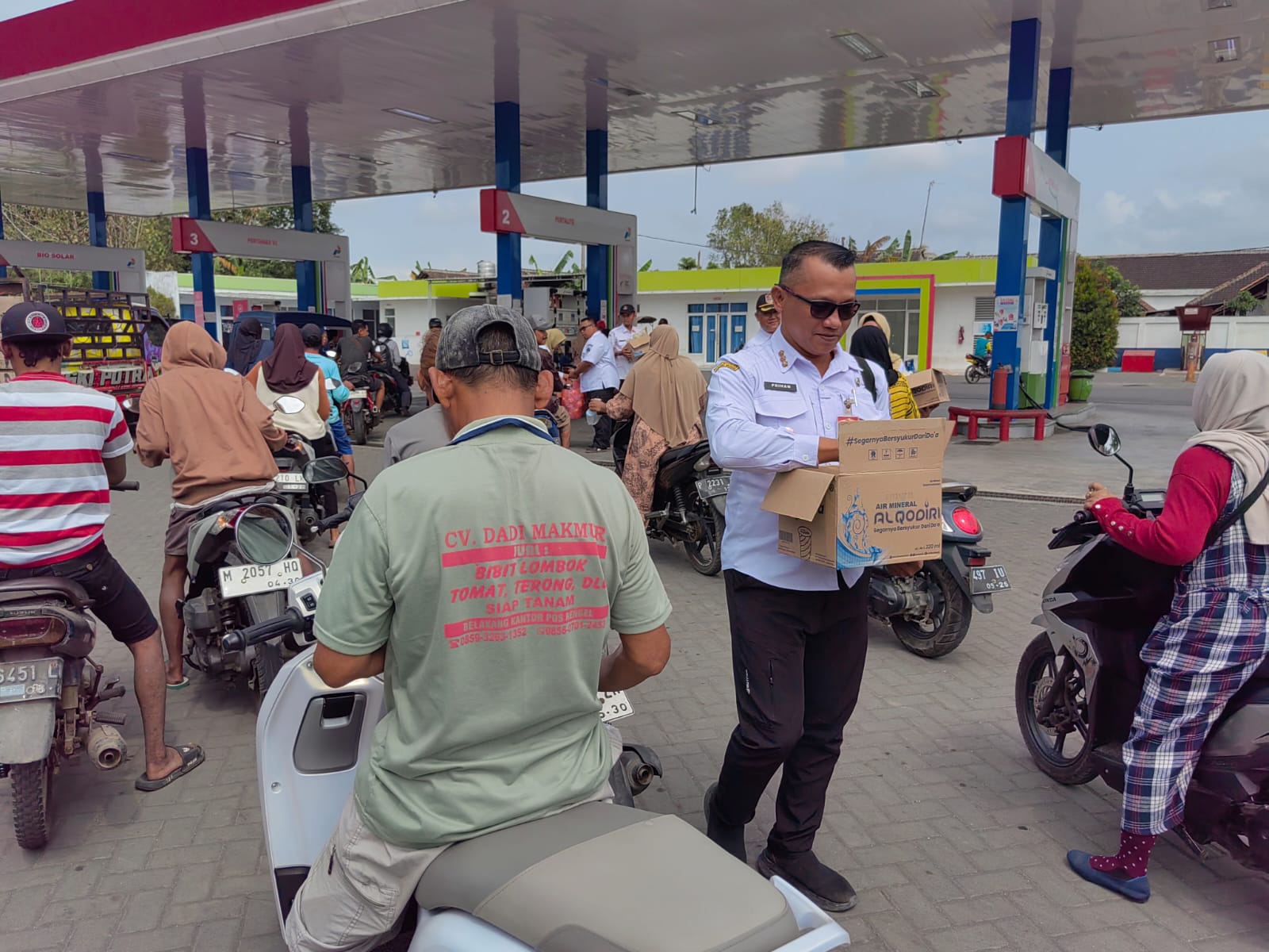 kecamatan-umbulsari-berbagi-250-roti-dan-air-kepada-pengantre-bbm-di-spbu-kraton-20260909
