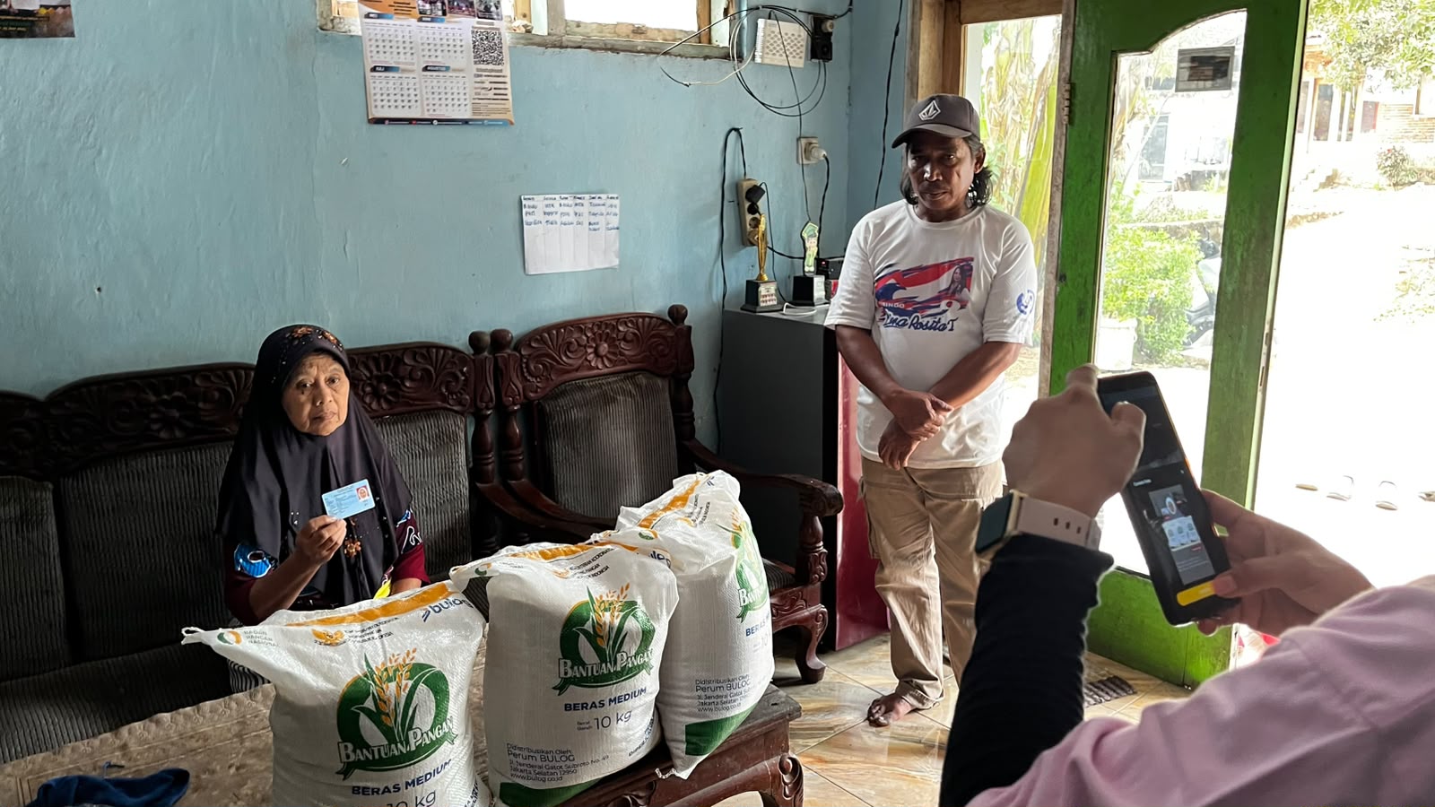 wujud-kepedulian-sosial-pemerintah-kelurahan-baratan-antar-langsung-bantuan-pangan-bulog-beras-30-kilogram-ke-rumah-warga-lansia-yang-sedang-sakit-20260909