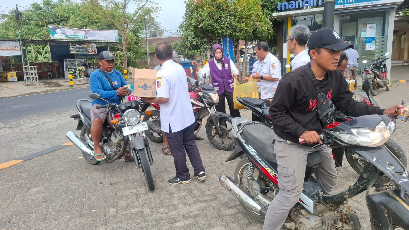 camat-tanggul-tinjau-antrean-bbm-di-spbu-klatakan-sapa-warga-sambil-berbagi-minuman-dan-camilan-20260909