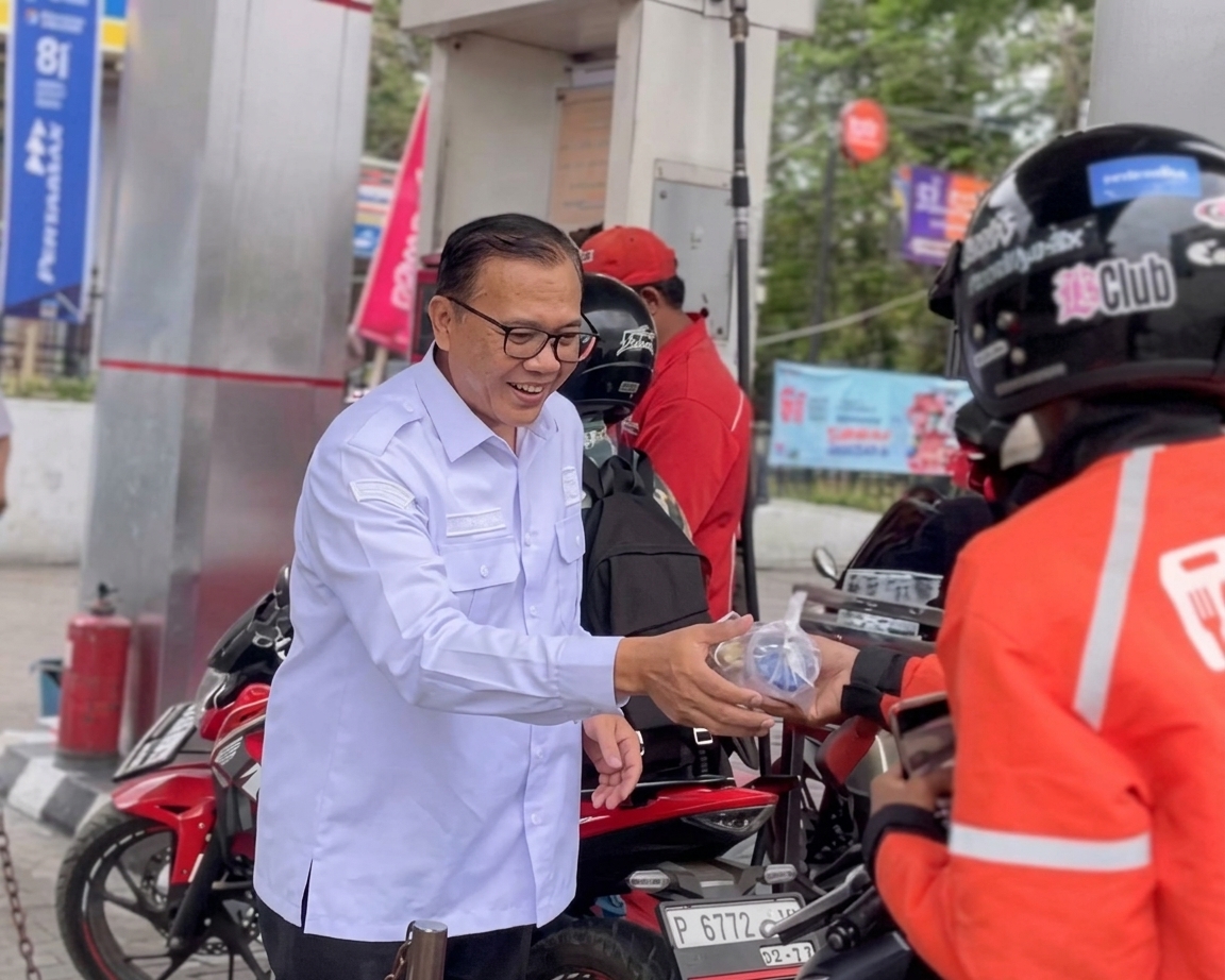 hadir-di-tengah-antrean-bbm-dispusip-bagikan-air-dan-roti-kepada-pengendara-20260910