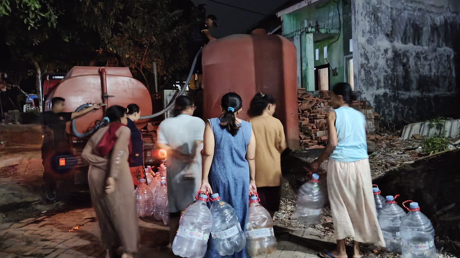 sumur-sedalam-10-meter-tak-lagi-berdaya-40-kk-di-jember-dapat-pasokan-5000-liter-air-20260910
