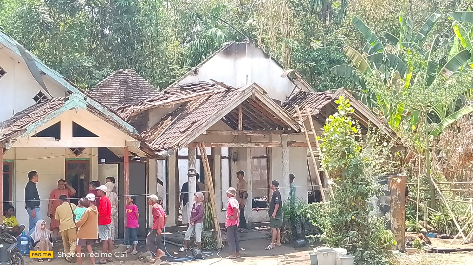 tanggap-musibah-kebakaran-di-tegalwaru-pemcam-mayang-salurkan-bantuan-dan-koordinasikan-pemulihan-korban-20260910