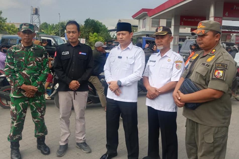 camat-gumukmas-bersama-tni-polri-pantau-kelangkaan-bbm-di-spbu-bagorejo-20260910