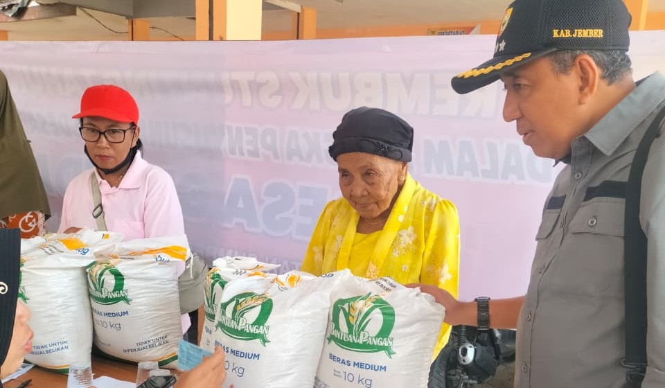 camat-sumberjambe-pantau-pembagian-bantuan-pangan-di-desa-cumedak-20260910