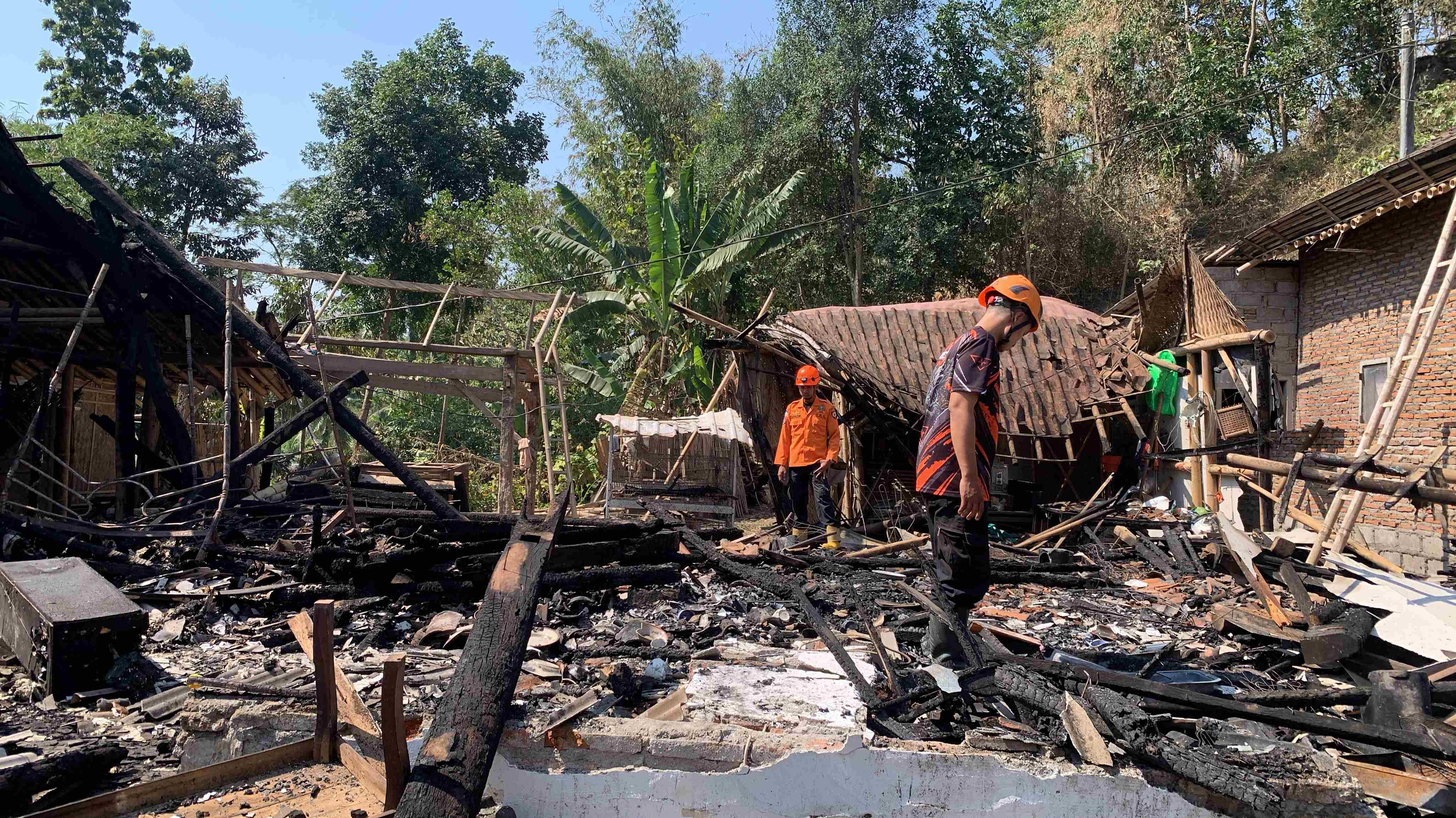 kebakaran-hebat-di-kalisat-dua-rumah-rusak-berat-dan-perabotan-hangus-tak-tersisa-20260914