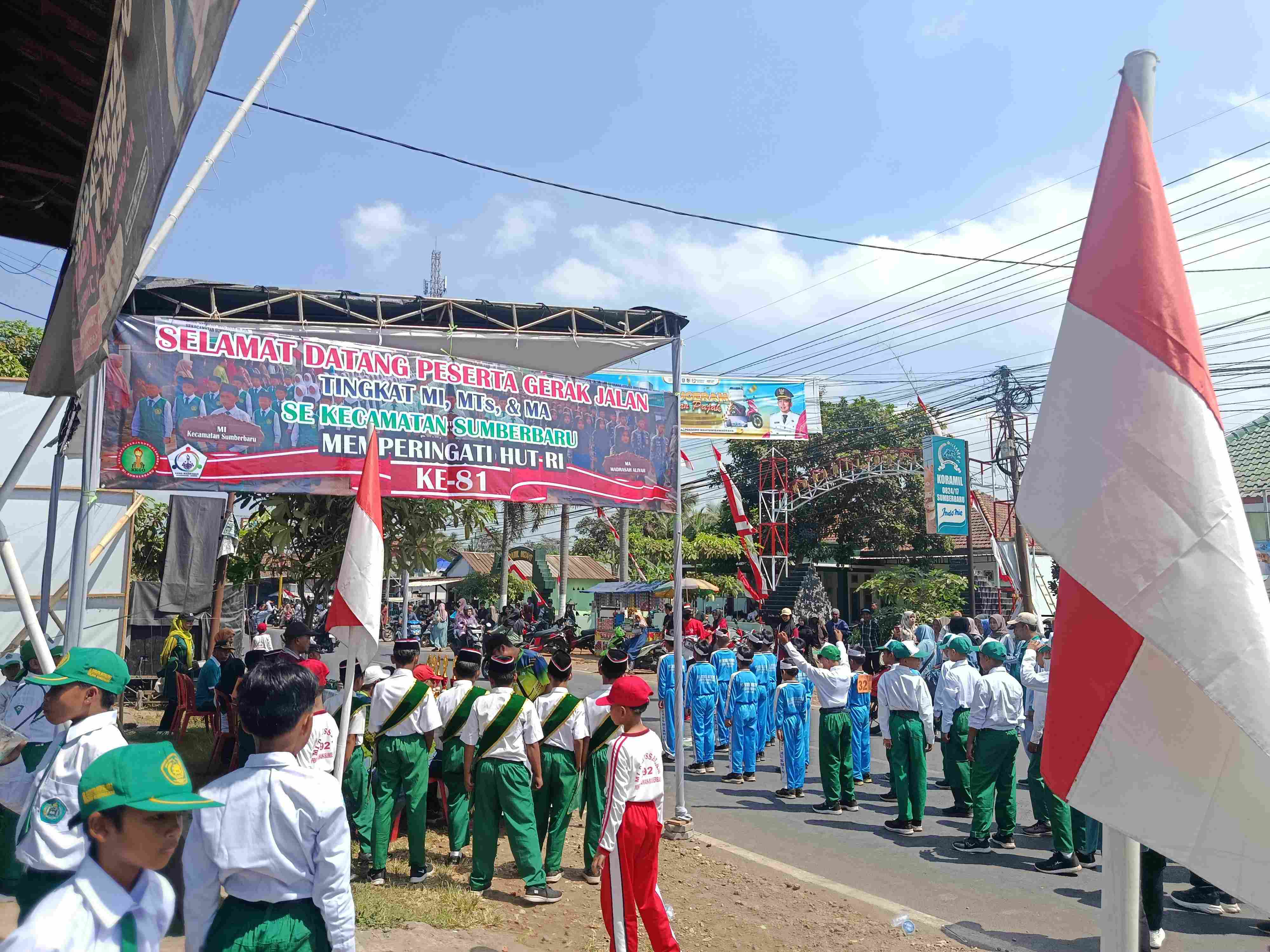 162-pelajar-mi-mts-dan-ma-meriahkan-gerak-jalan-hut-ri-ke-81-di-sumberbaru-20260914