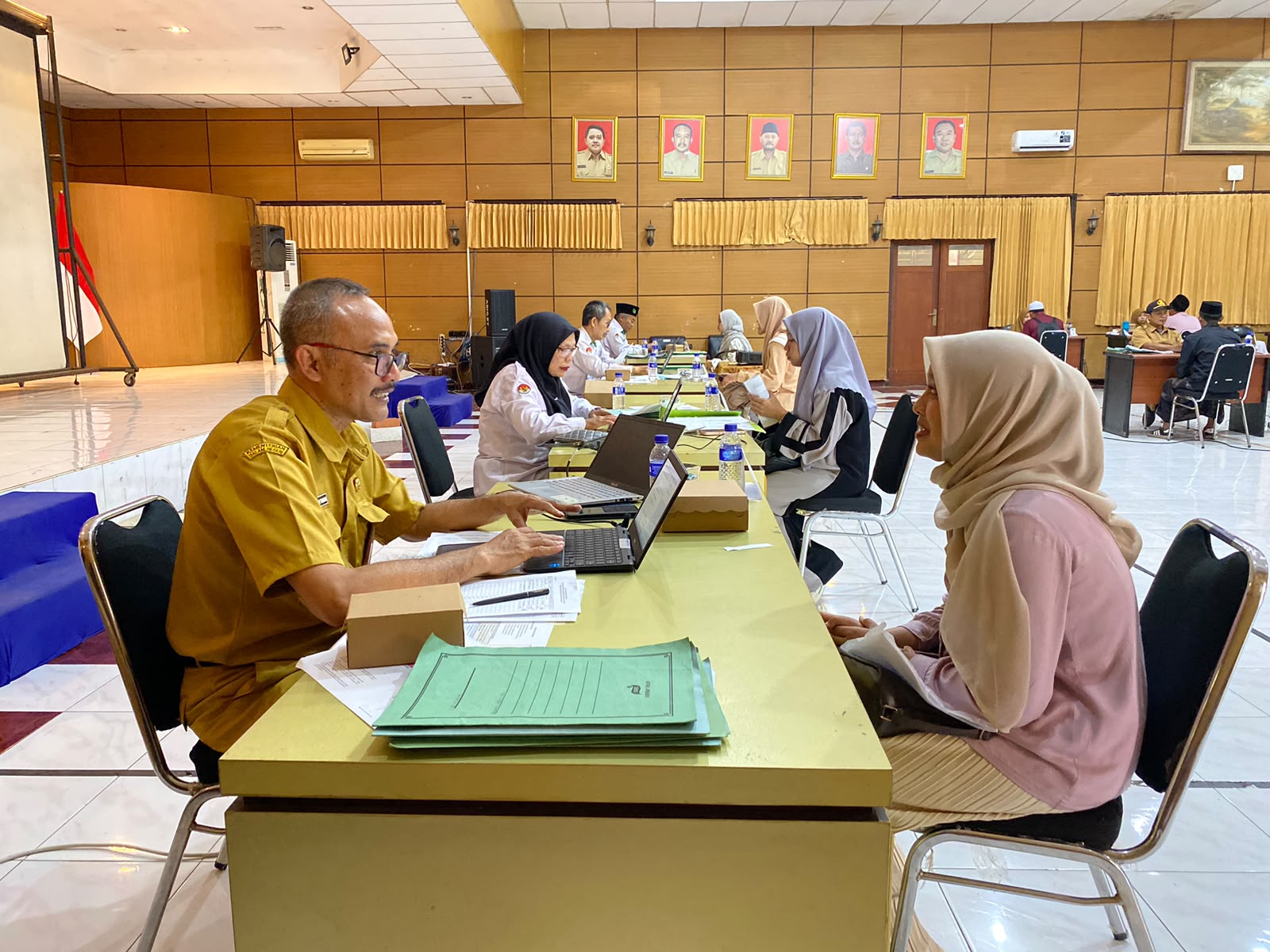 menunggu-giliran-wawancara-beasiswa-cinta-bergema-jember-semangat-mahasiswa-tak-surut-20260915