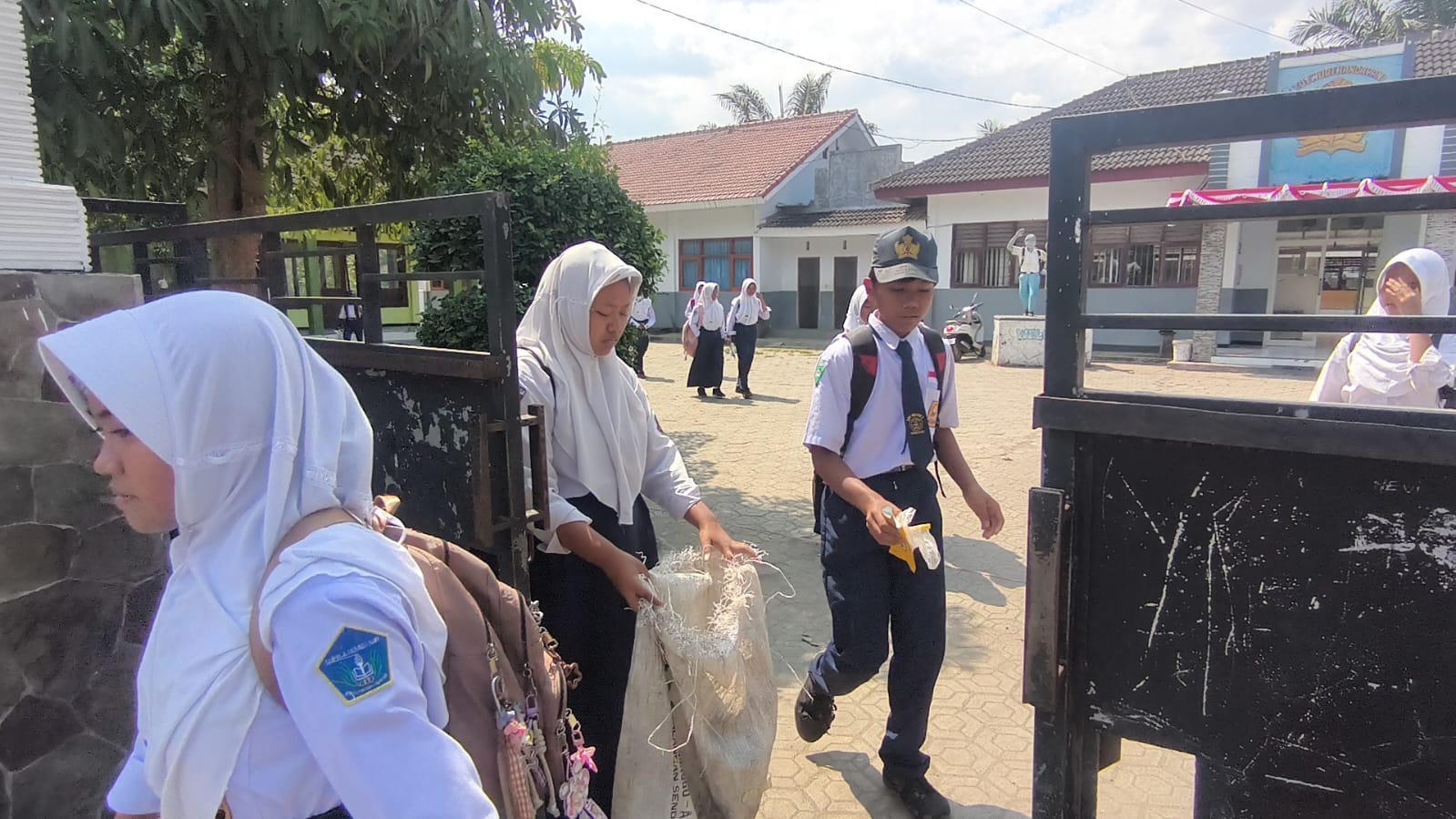 unik-siswa-smpn-2-jember-wajib-setor-sampah-sebelum-pulang-20260915