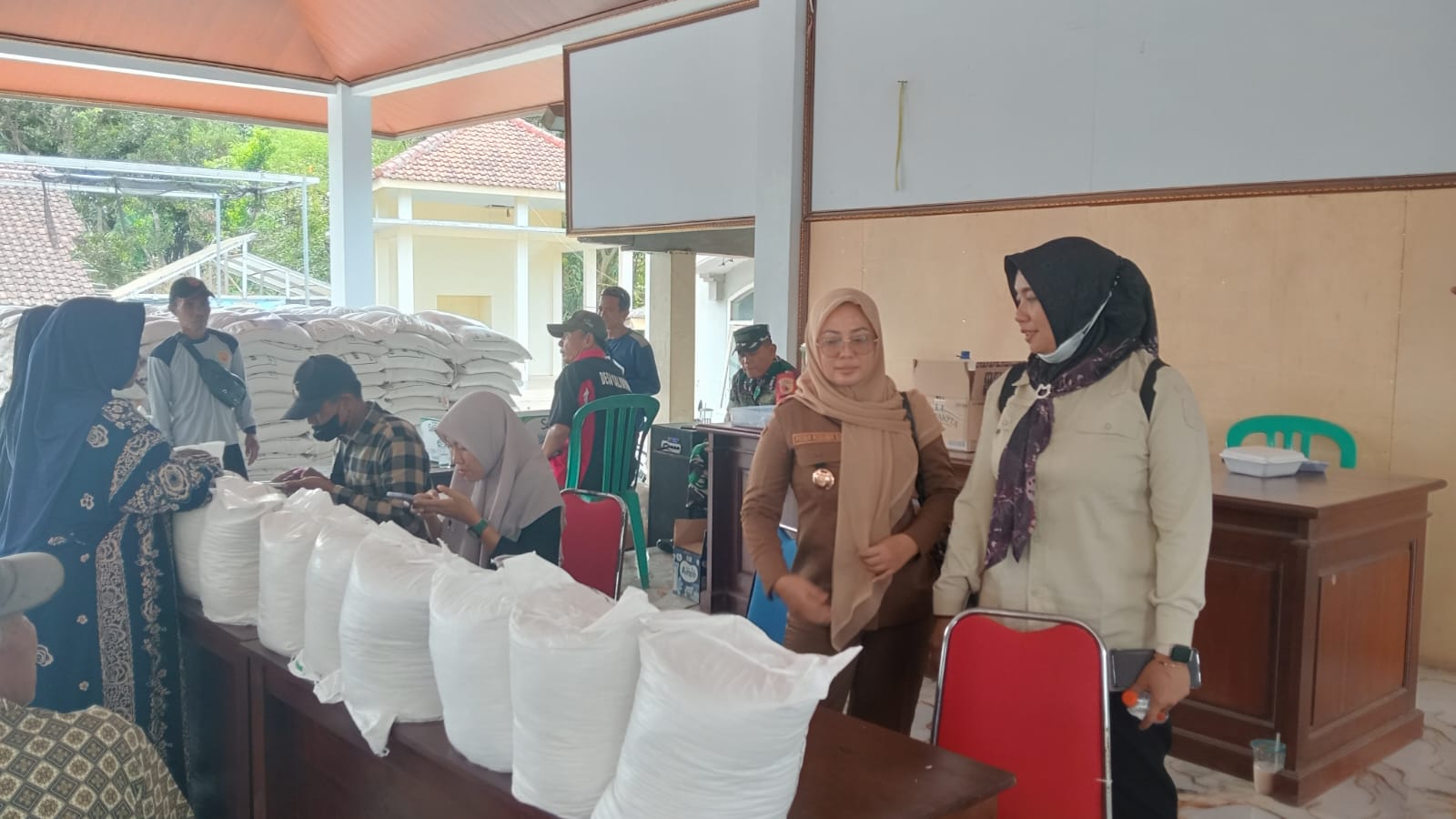 bapang-30-kilogram-untuk-2401-warga-kaliwining-camat-rambipuji-pastikan-penyaluran-tepat-sasaran-20260915