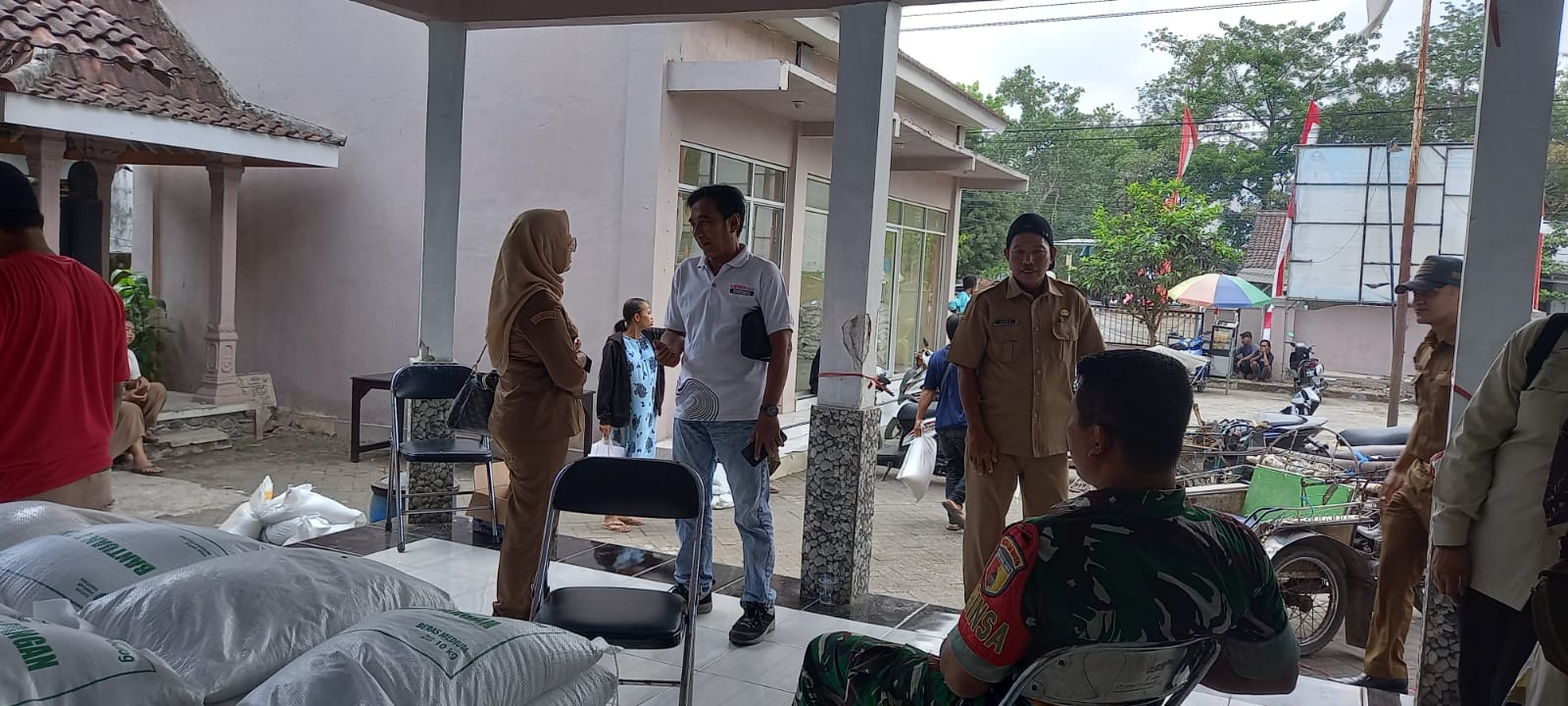 camat-rambipuji-kawal-bapang-30-kg-per-kpm-1024-warga-rowotamtu-terima-bantuan-20260915