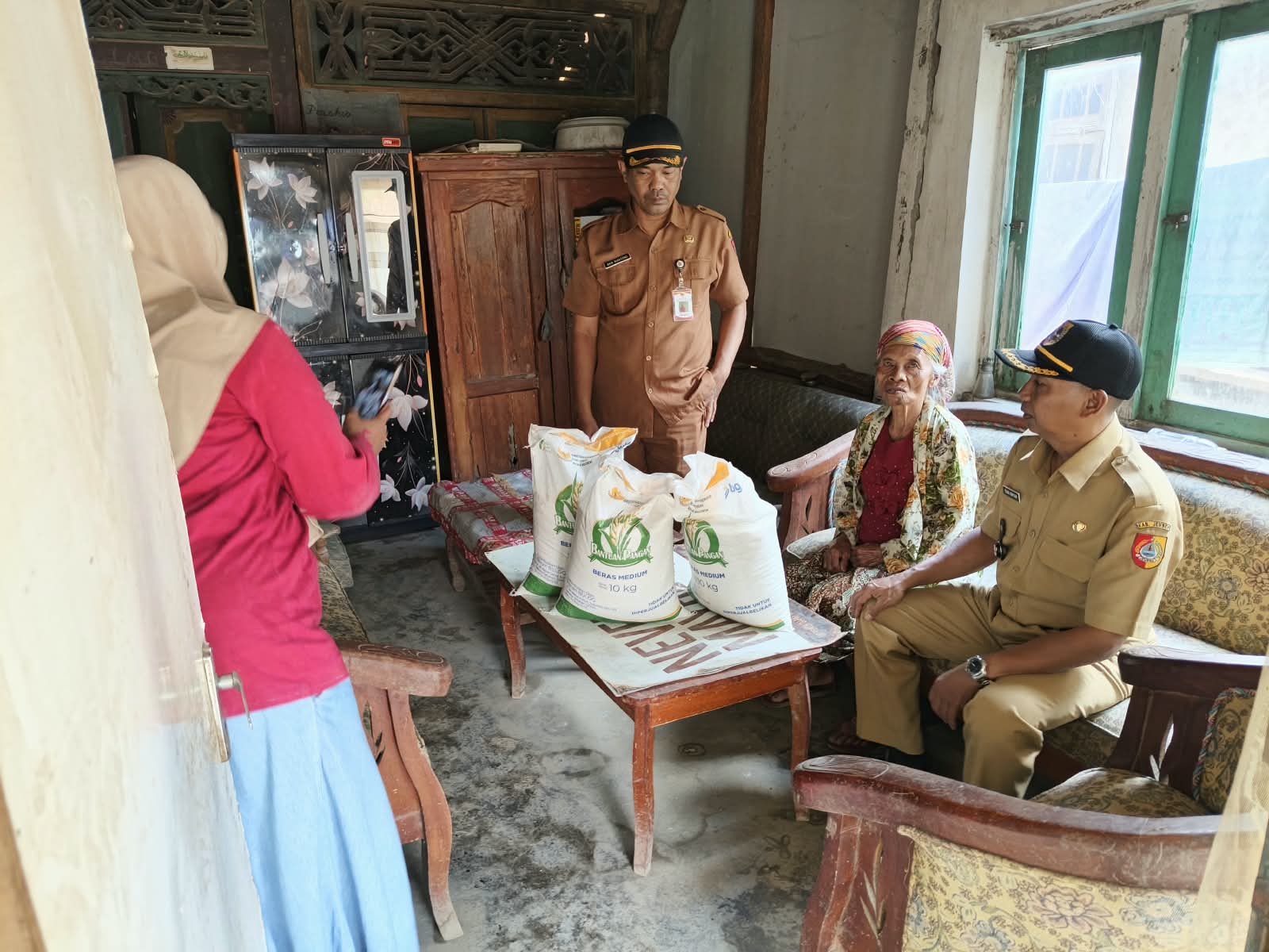 30-kg-beras-mengetuk-pintu-kesunyian-kisah-empat-perempuan-lansia-di-banjarsengon-20260916