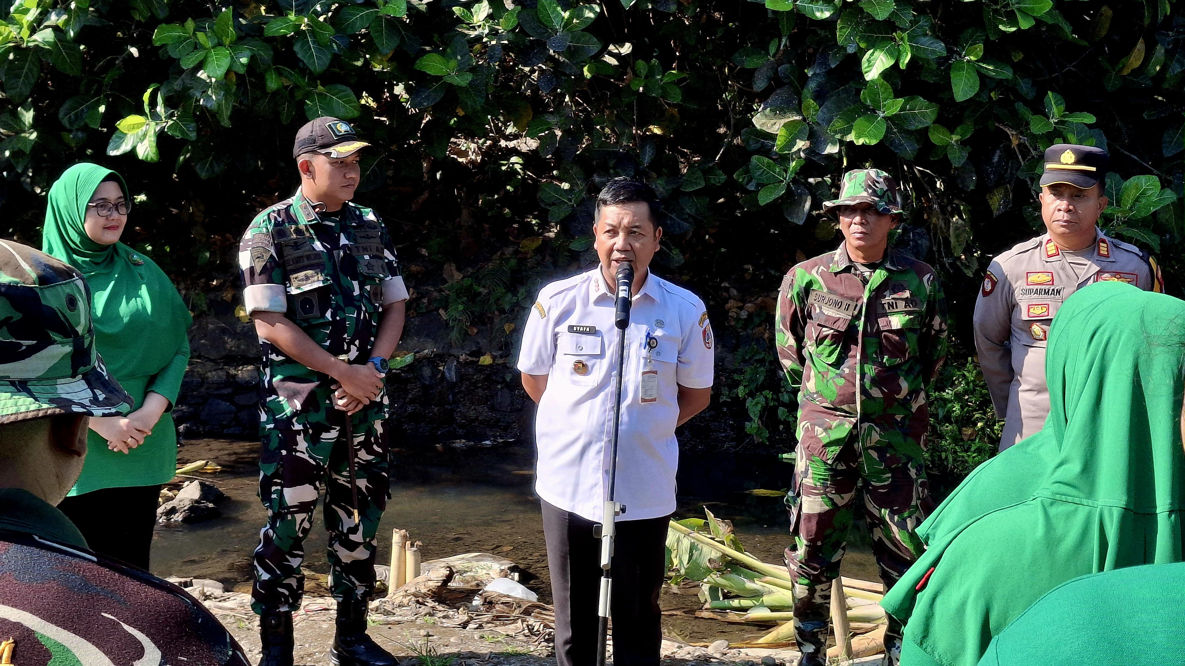hadapi-musim-hujan-camat-patrang-ikut-kerja-bakti-bersihkan-sungai-di-sekitar-rs-paru-jember-20260916