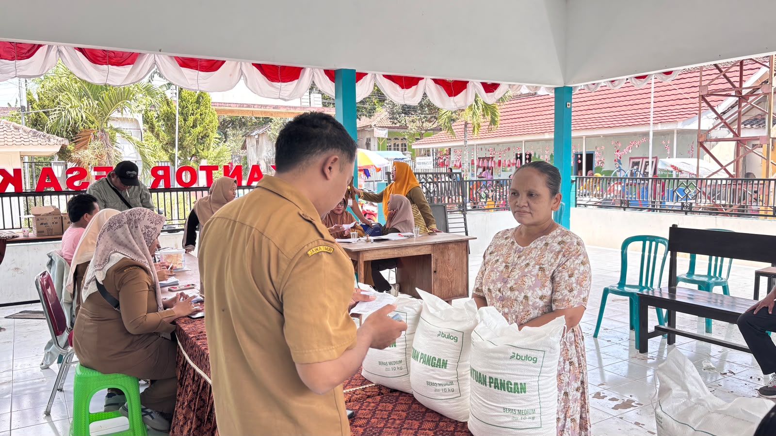 1186-warga-desa-kamal-terima-bantuan-pangan-masing-masing-mendapat-30-kg-beras-20260917