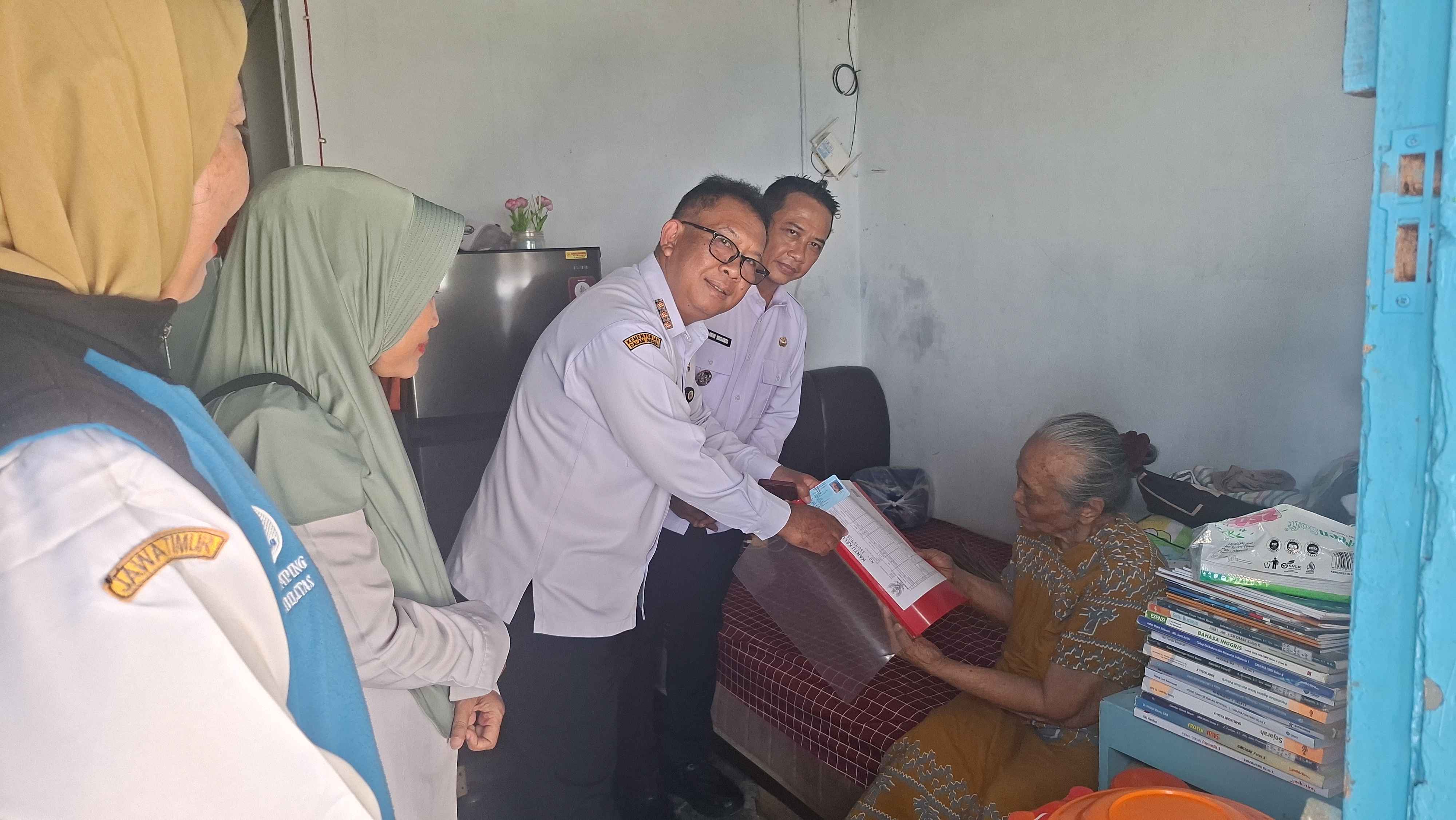peta-cinta-jemput-bola-dokumen-kependudukan-ibu-sulasmani-diantar-langsung-ke-rumah-20260916