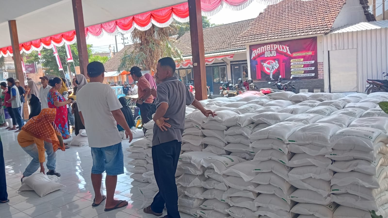 bantuan-pangan-30-kg-disalurkan-pemdes-rambipuji-perketat-verifikasi-penerima-20260917