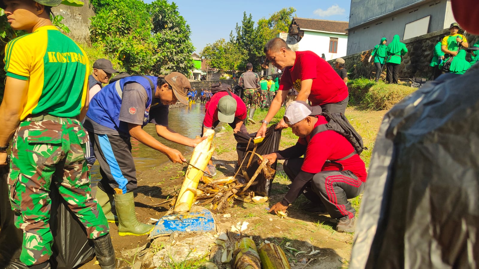 sungai-jember-lor-dibersihkan-tni-dan-pemerintah-kelurahan-hingga-warga-kompak-lawan-sampah-20260916