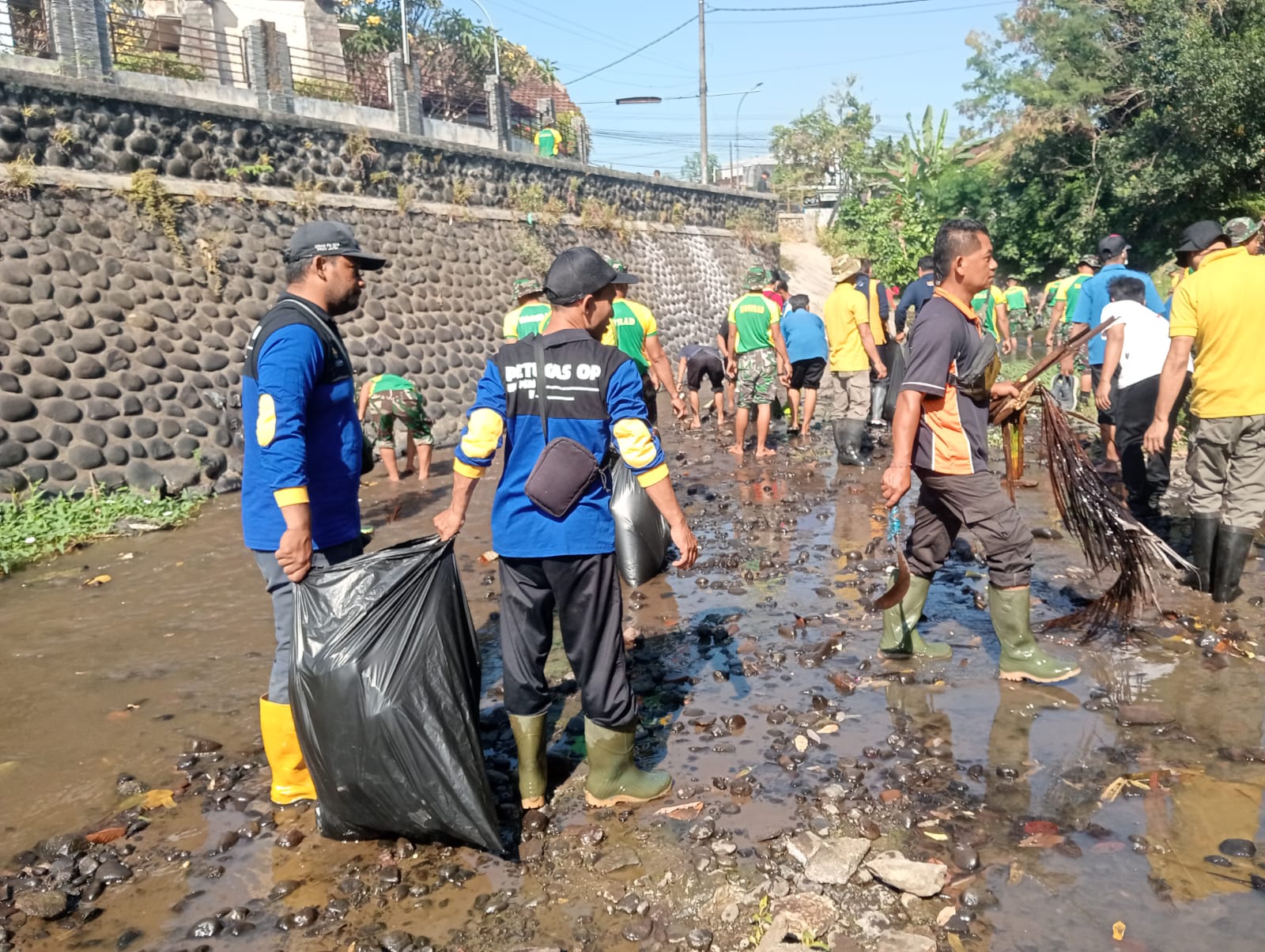 peduli-sampah-dprkplh-jember-turut-bergerak-bersihkan-sungai-jelang-hut-tni-ke-81-20260916