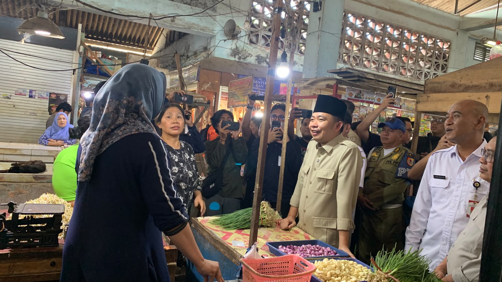 blusukan-ke-pasar-tanjung-gus-fawait-ajak-pedagang-berbincang-langsung-dan-dengarkan-keluhan-dari-dekat-20260917