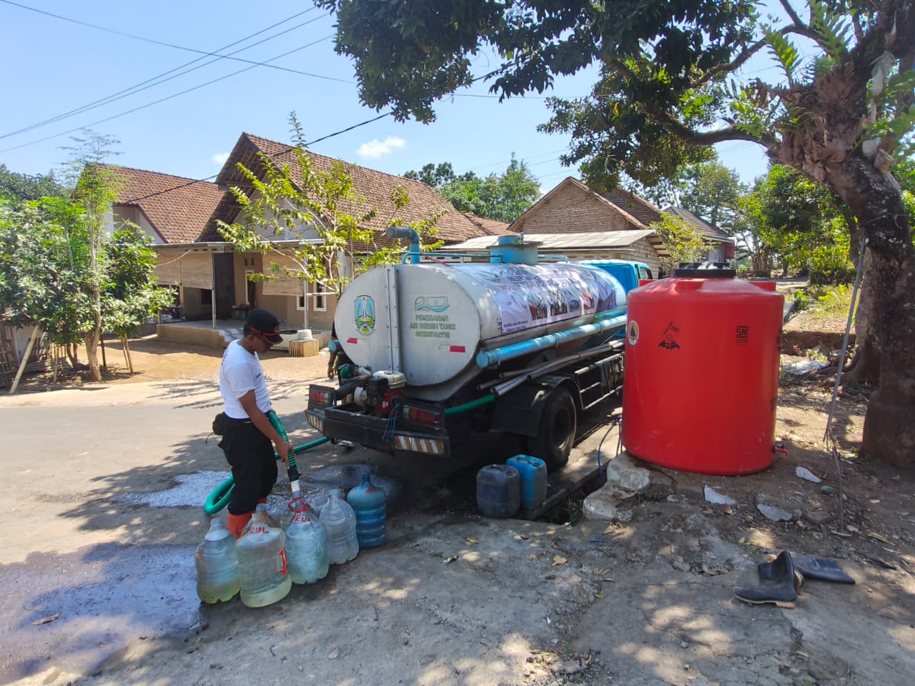 kekeringan-melanda-patrang-bpbd-salurkan-5000-liter-air-bersih-untuk-60-kk-20260917