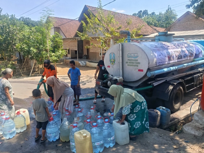 142-kk-di-plalangan-jember-terdampak-kekeringan-bpbd-salurkan-25000-liter-air-bersih-20260917
