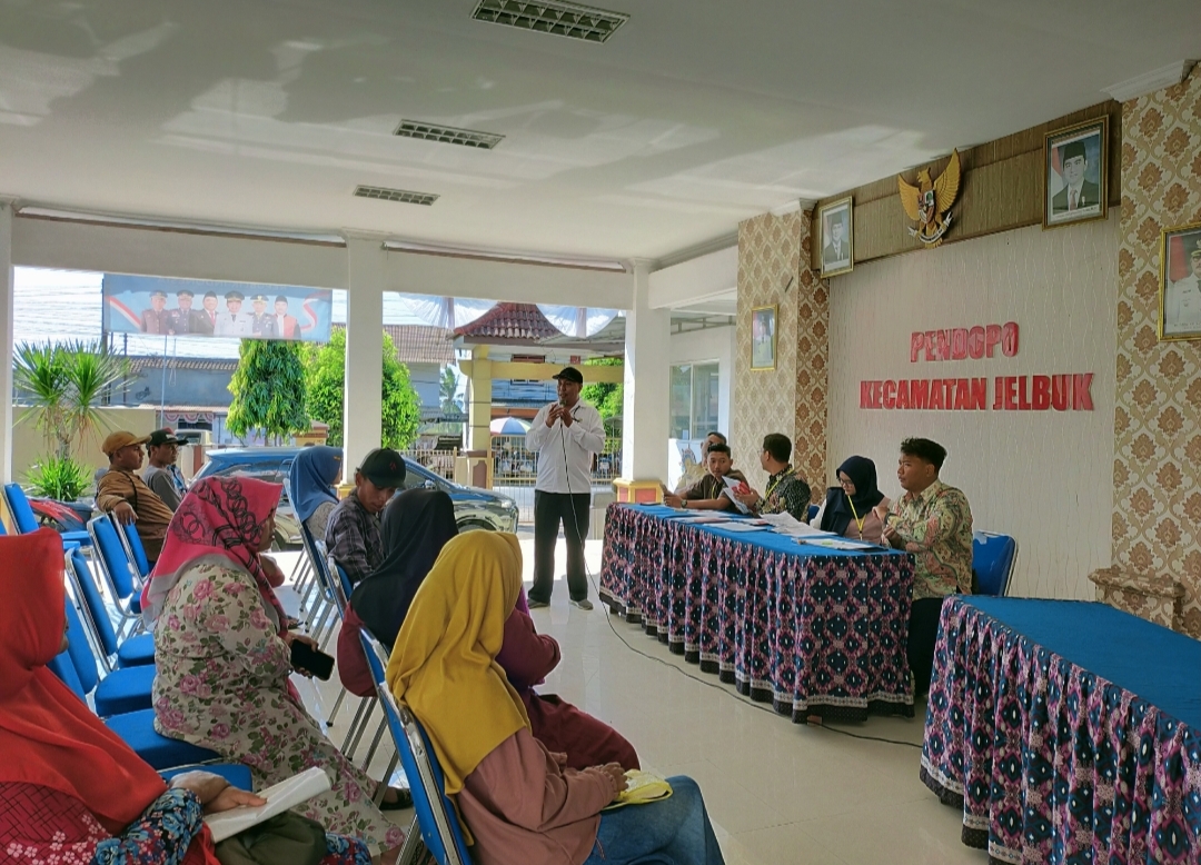 77-warga-jelbuk-dan-arjasa-terima-kks-di-pendopo-kecamatan-jelbuk-20260917