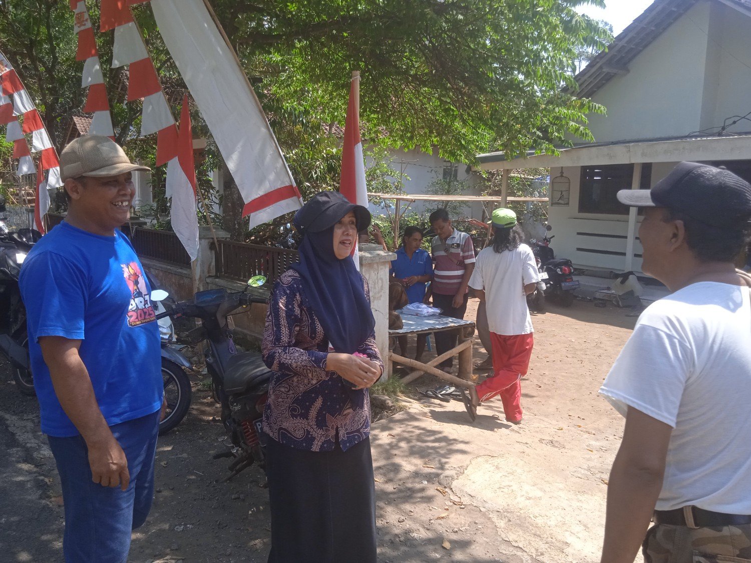 h-2-karnaval-panitia-dan-warga-jumerto-pangkas-pohon-di-jalur-kirab-20260918