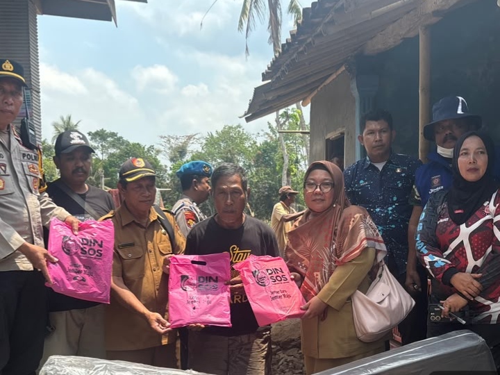 dinsos-jember-salurkan-bantuan-bagi-korban-kebakaran-rumah-di-curahkalong-20260918