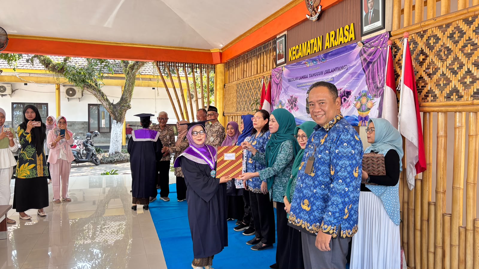 wisuda-sekolah-lansia-tangguh-mutiara-hati-arjasa-rayakan-semangat-belajar-di-usia-senja-20260919