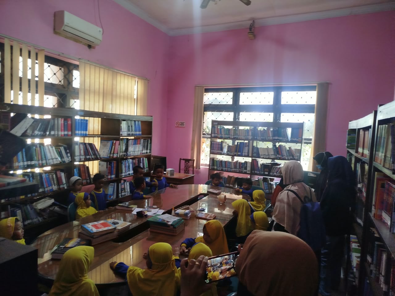 belajar-sambil-bermain-tk-al-muslimun-kenali-lebih-dekat-perpustakaan-dispusip-20260918
