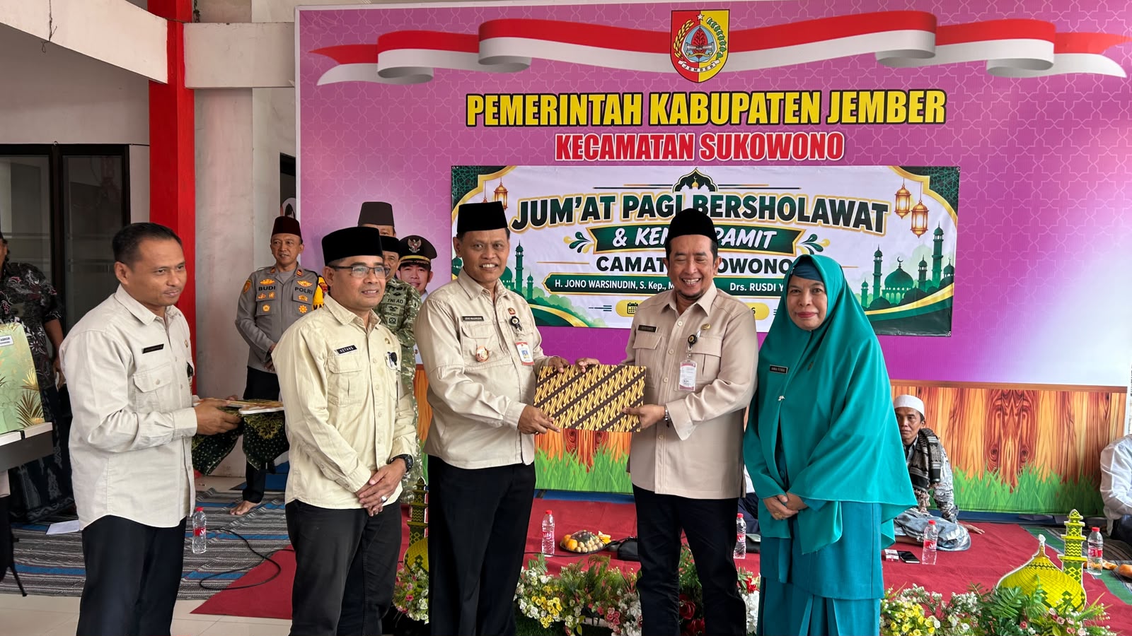 jumat-pagi-bersholawat-jadi-momen-haru-kenal-pamit-camat-sukowono-20260919