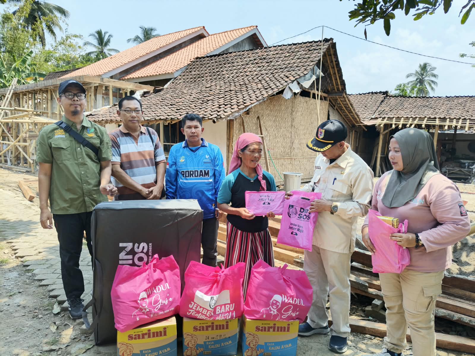 aduan-bu-sumi-ditindaklanjuti-bantuan-sembako-dan-kasur-hadir-di-banjarsengon-20260919
