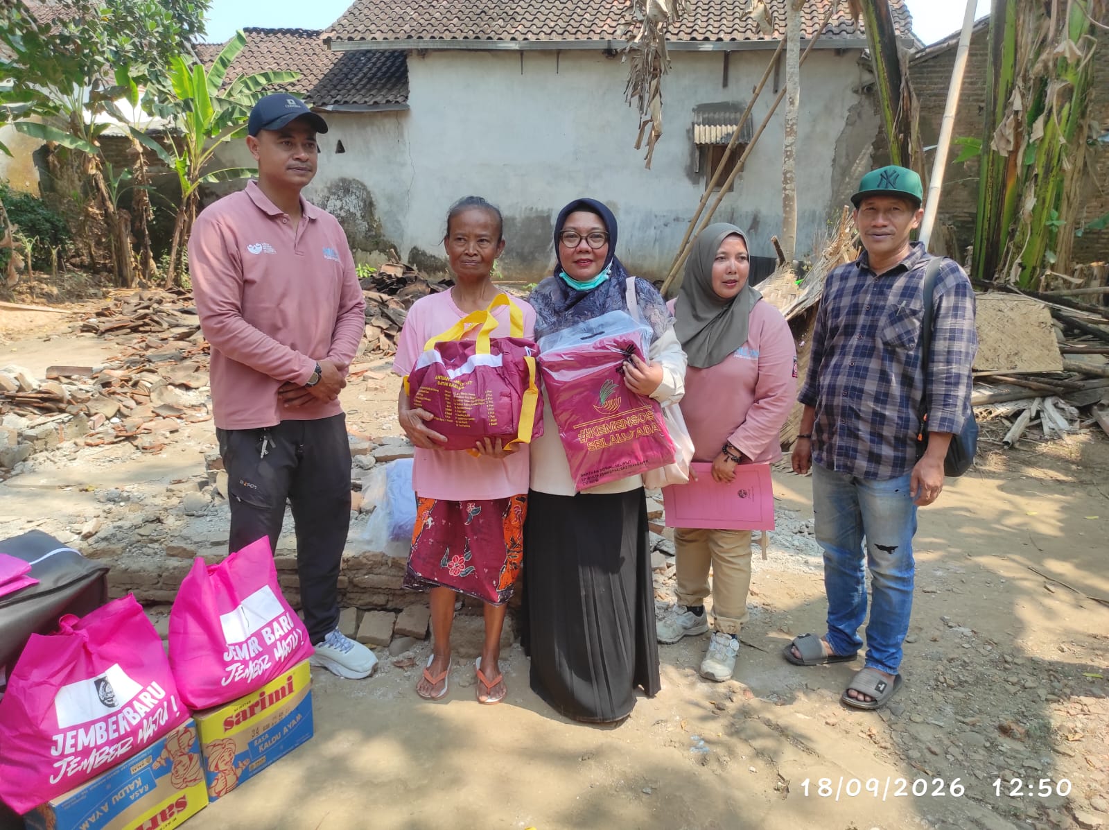 kecamatan-dampingi-penyaluran-bantuan-rumah-roboh-di-petung-20260919