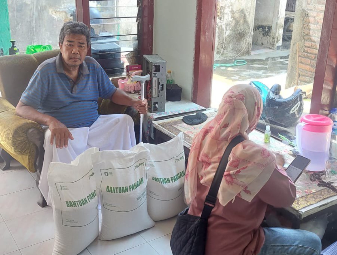 tak-bisa-datang-karena-stroke-dua-kpm-di-kebonsari-terima-bantuan-pangan-diantar-ke-rumah-20260919