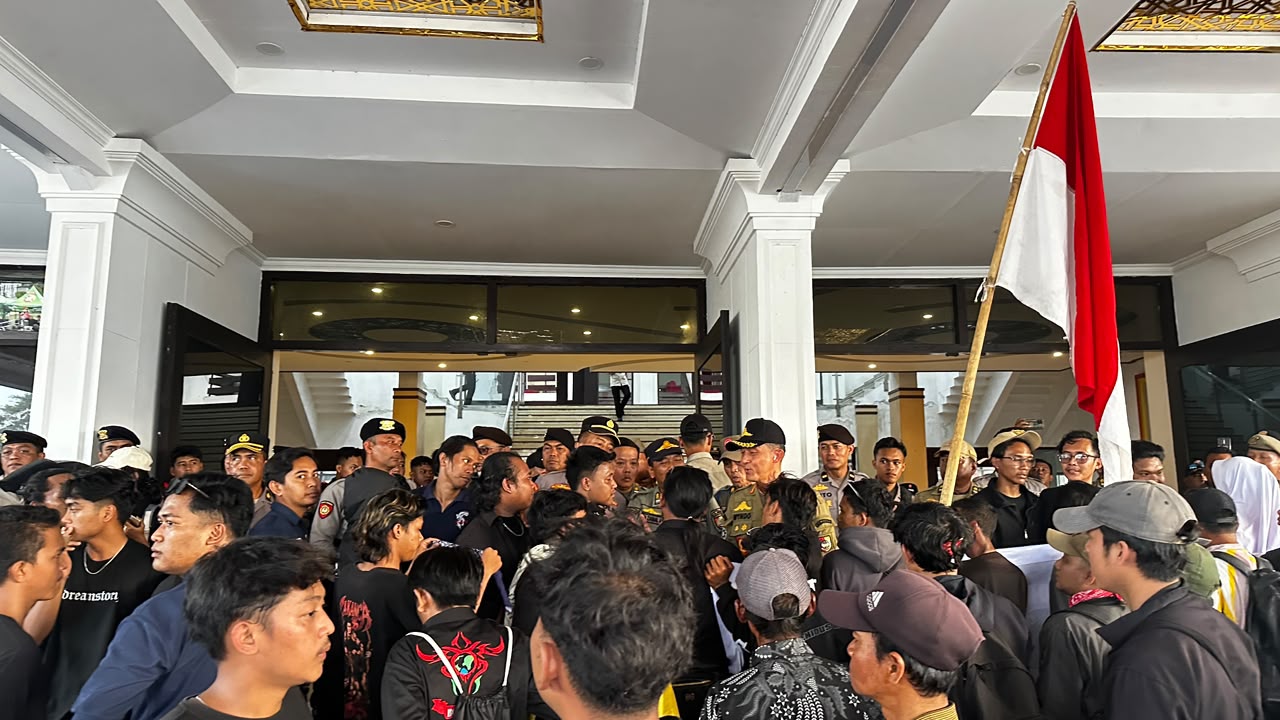 warga-silo-dan-mahasiswa-gelar-aksi-satpol-pp-jember-pastikan-situasi-tetap-kondusif-20260920