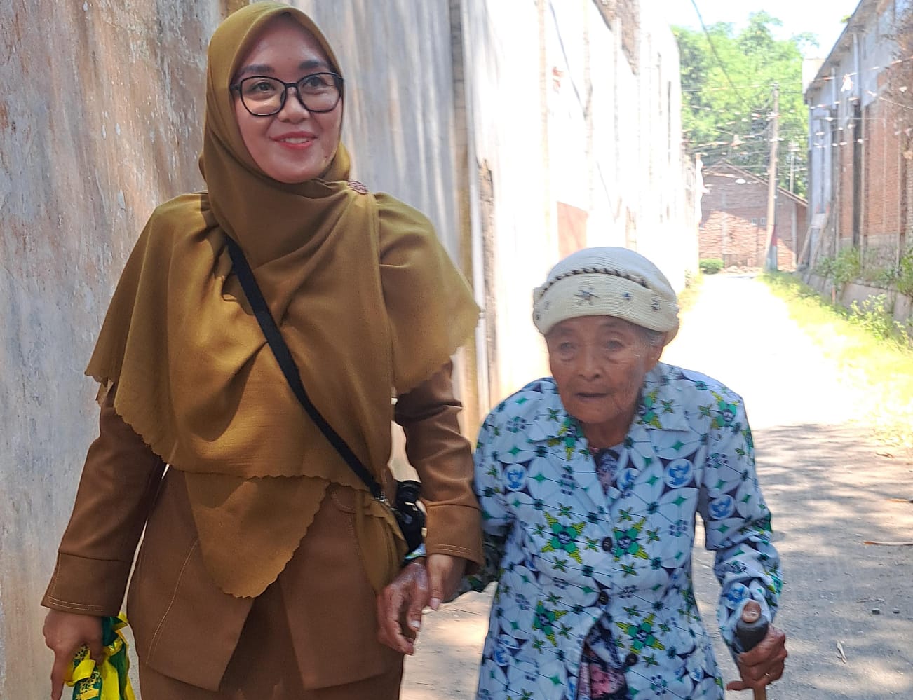 di-usia-senja-hamidah-tetap-berkeliling-jualan-demi-kebutuhan-sehari-hari-20260921
