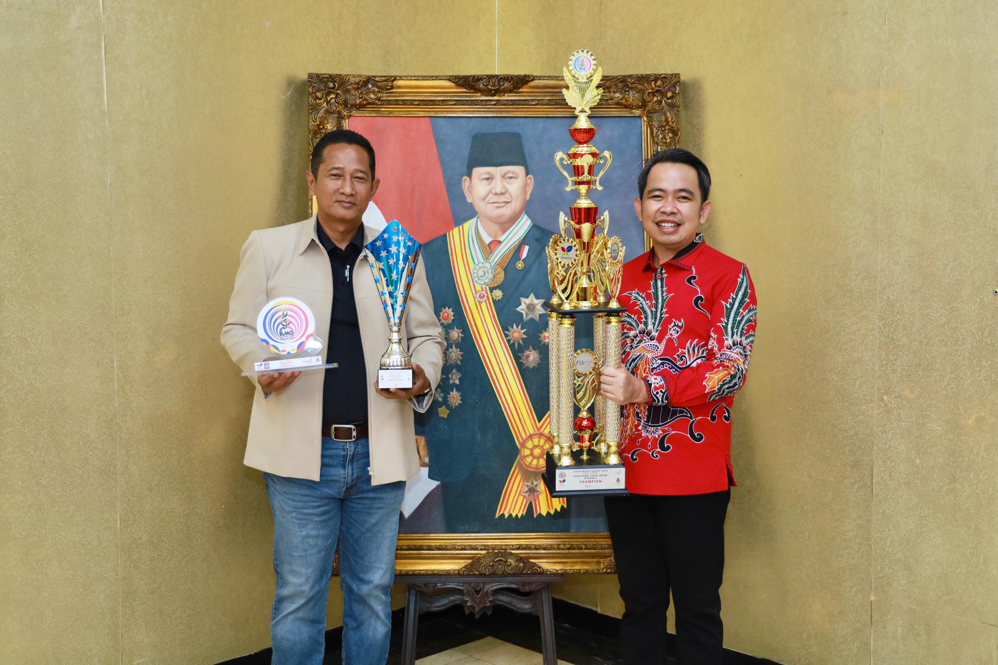janji-tepati-tri-basuki-serahkan-trofi-juara-umum-asian-music-games-kepada-gus-fawait-20260921