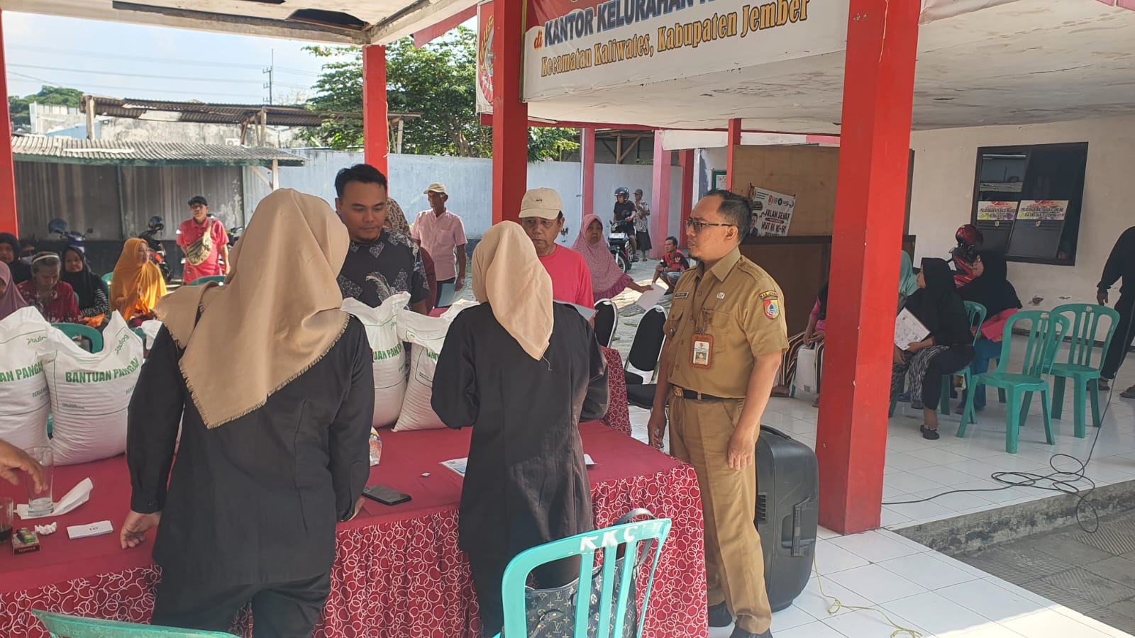 lurah-kaliwates-turun-langsung-pantau-penyaluran-bantuan-pangan-20260921