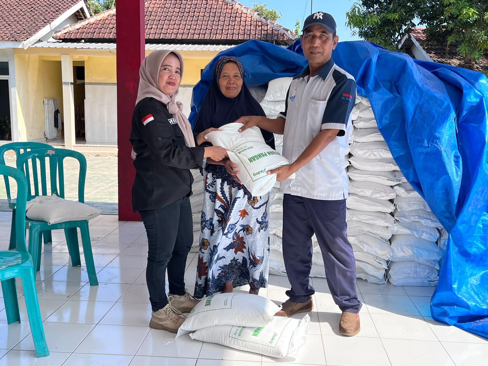 senyum-dan-syukur-warga-kaliwates-menerima-bantuan-pangan-20260921