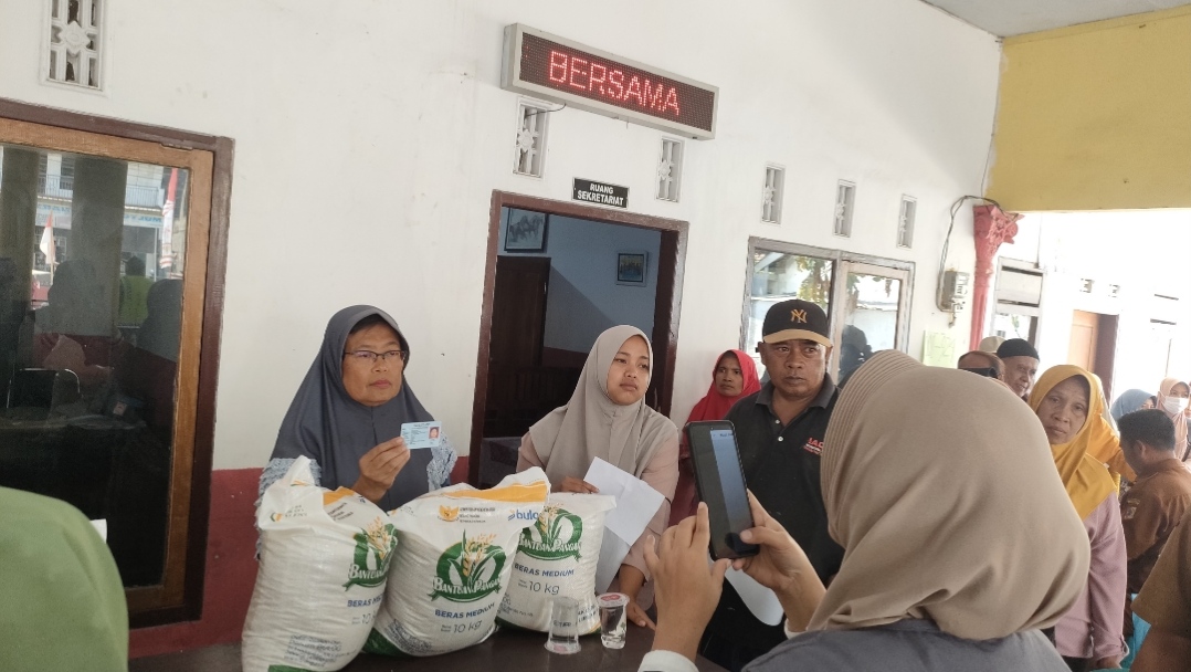 5817-pbp-di-empat-desa-kalisat-terima-bantuan-30-kilogram-beras-20260921