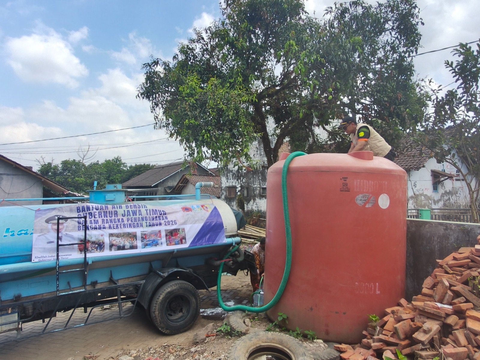 sumur-sedalam-10-meter-mengering-40-kk-di-tegal-gede-jember-kembali-dapat-5000-liter-air-20260922