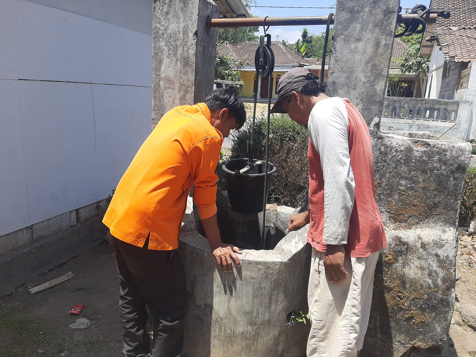 sumur-warga-mengering-80-kk-di-dusun-rowo-jember-terpaksa-cari-air-sejauh-1-kilometer-20260922
