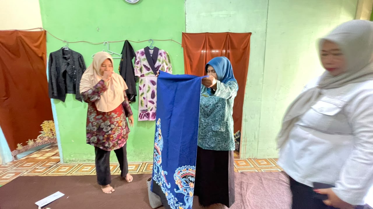usai-pisah-sambut-ketua-tp-pkk-jombang-yang-baru-langsung-tinjau-sentra-batik-pritis-dan-borong-produk-lokal-20260925