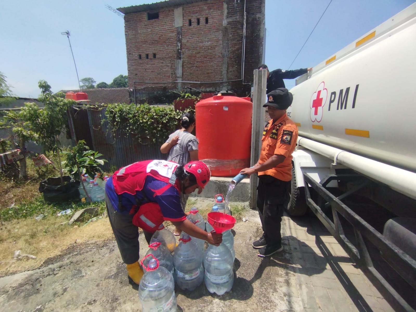 kekeringan-belum-usai-bpbd-jember-kembali-kirim-5000-liter-air-bersih-ke-antirogo-20260923