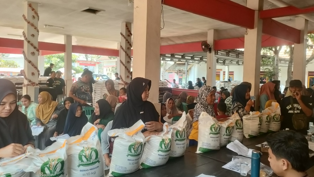 penyaluran-bantuan-pangan-berlanjut-kecamatan-kalisat-pantau-pembagian-di-plalangan-dan-sebanen-20260923