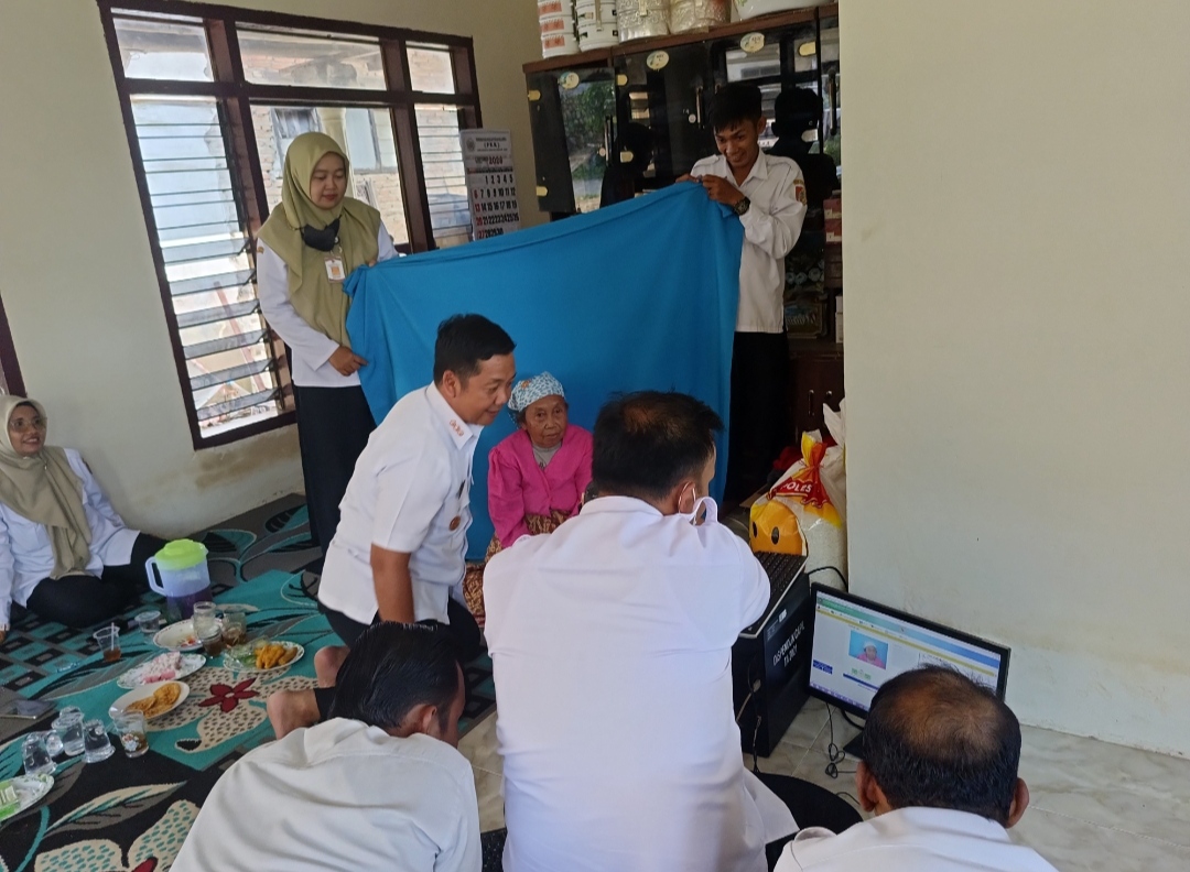 layanan-jemput-bola-kecamatan-patrang-rekam-ktp-el-enam-lansia-di-bintoro-20260923
