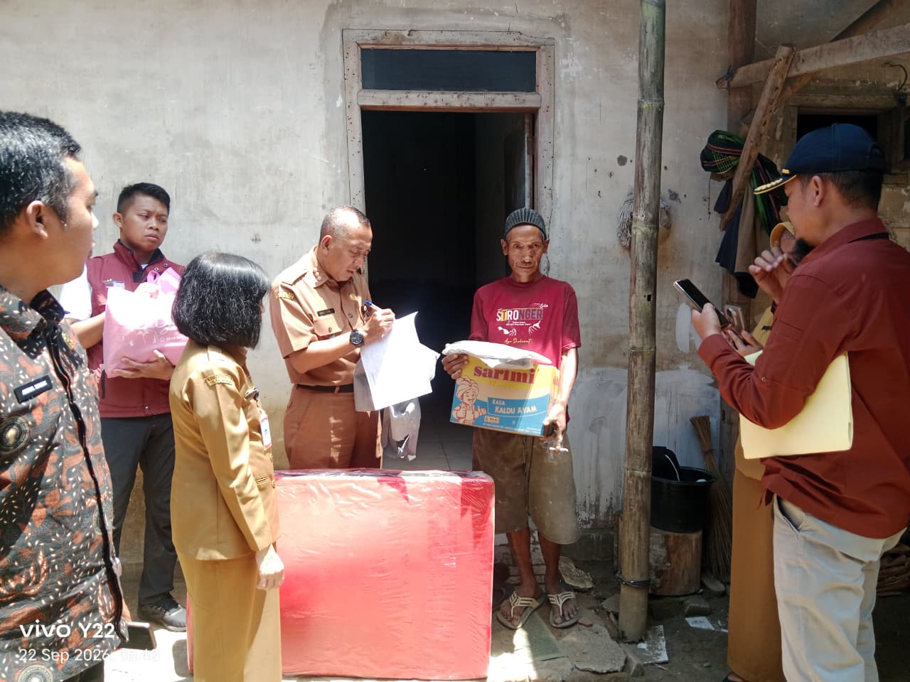 camat-sumberjambe-antar-bantuan-pemkab-jember-ke-rumah-lansia-di-dusun-bates-pringgondani-20260923
