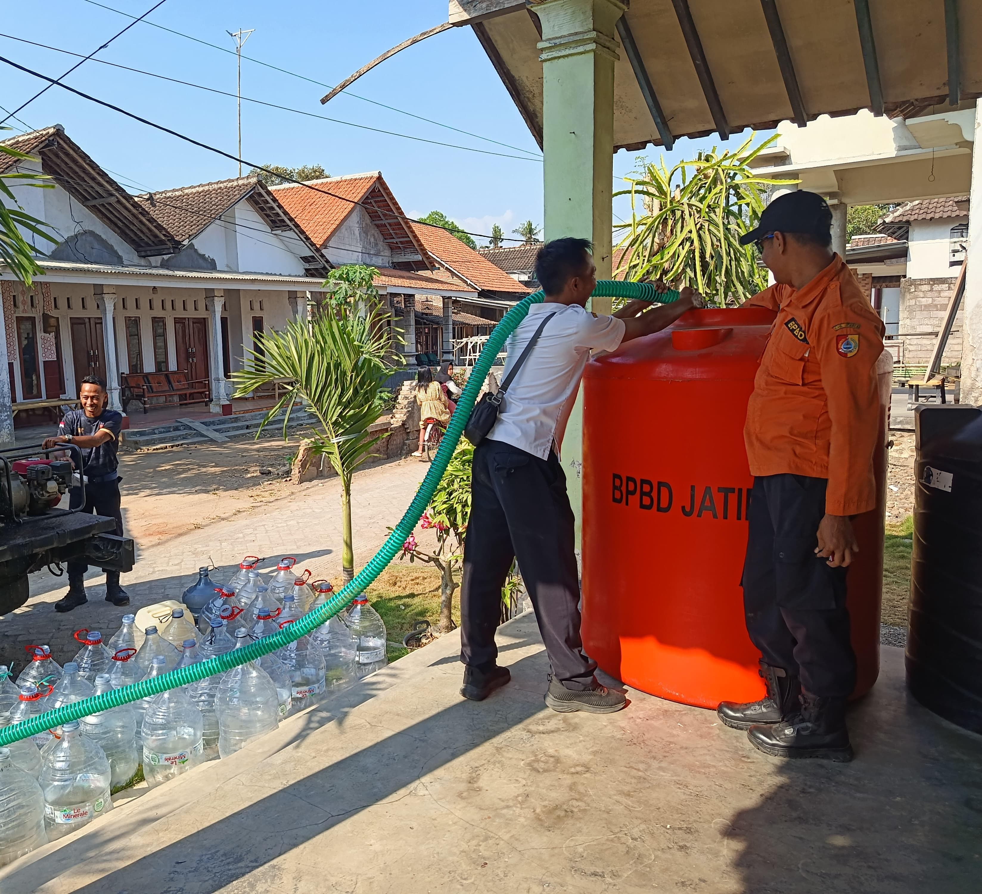 bpbd-jember-tanggap-darurat-kekeringan-120-kk-di-kaliwining-terbantu-20260924
