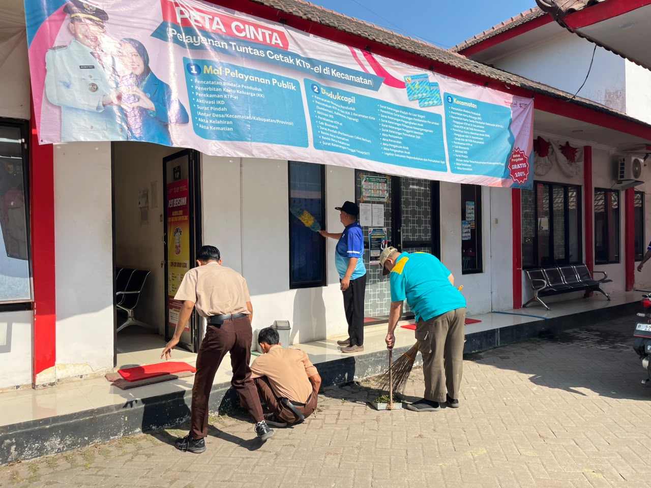 ciptakan-lingkungan-kerja-nyaman-pemerintah-kecamatan-tempurejo-gelar-aksi-bersih-kantor-20260925
